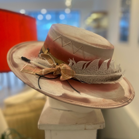 ATOUSA G Hand Painted w/ yarn embroidery - Picture 4 of 4